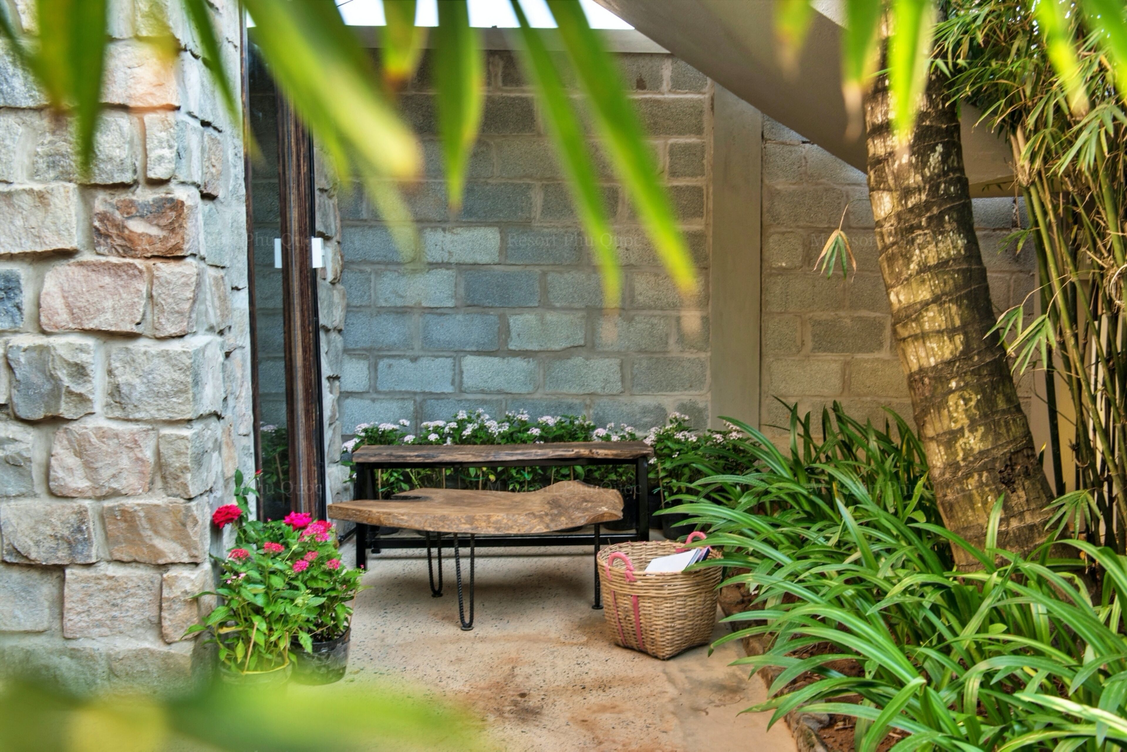 garden room | minibar, in-room safe, desk, free wifi