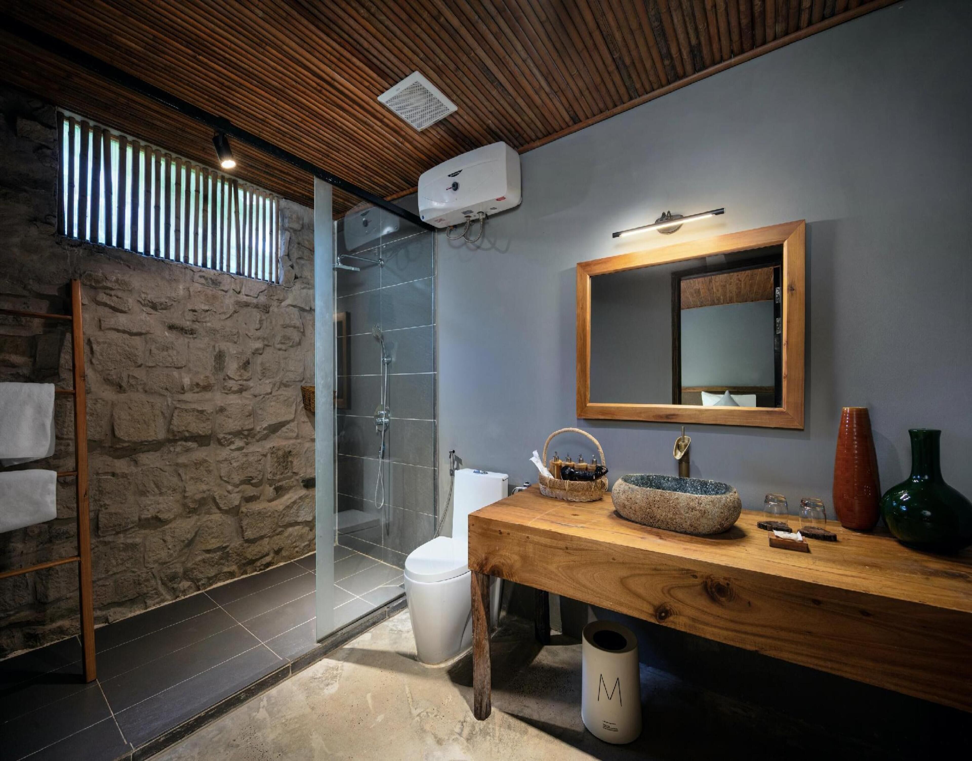 shower, free toiletries, hair dryer, slippers