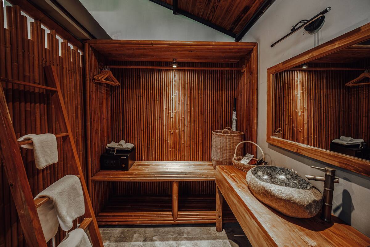 figtree house | bathroom | shower, free toiletries, hair dryer, slippers