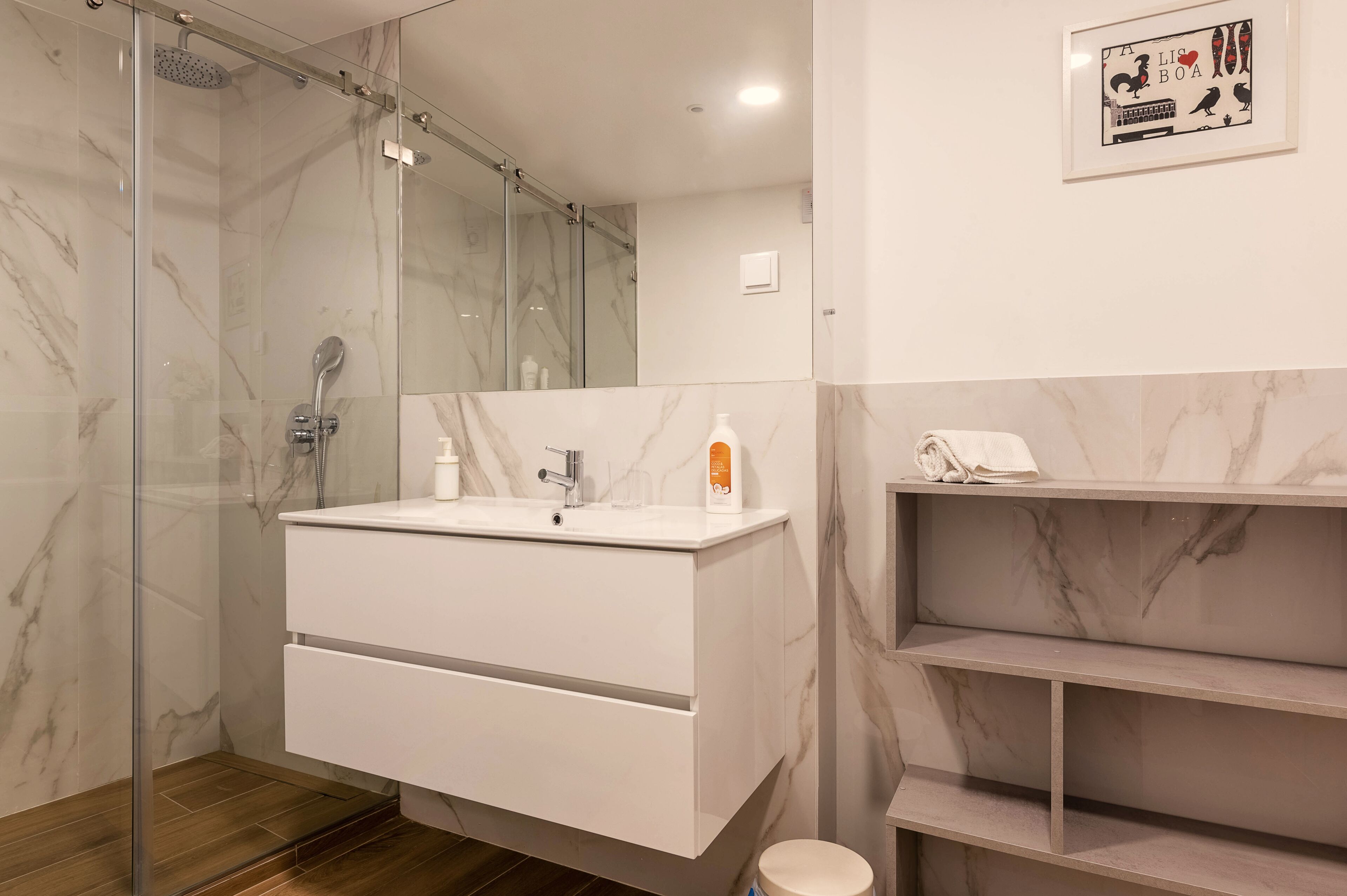 City-Apartment, Mehrere Betten | Badezimmer | Kostenlose Toilettenartikel, Haartrockner, Bidet, Handtücher