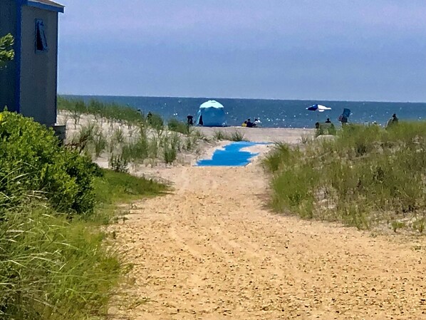 Ubicación cercana a la playa y tumbonas