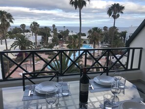 Outdoor dining - Top floor apartment with amazing ocean views  (Costa Teguise)