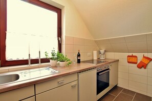 Fridge, microwave, oven, stovetop - FeWo Muschel... at home on vacation (Büsumer Deichhausen)