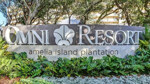A sign for Omni Resort at Amelia Island Plantation.