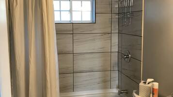 Ensemble douche/baignoire, serviettes fournies, savon, papier toilette