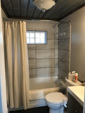 Duschwanne, Handtücher, Seife, Toilettenpapier