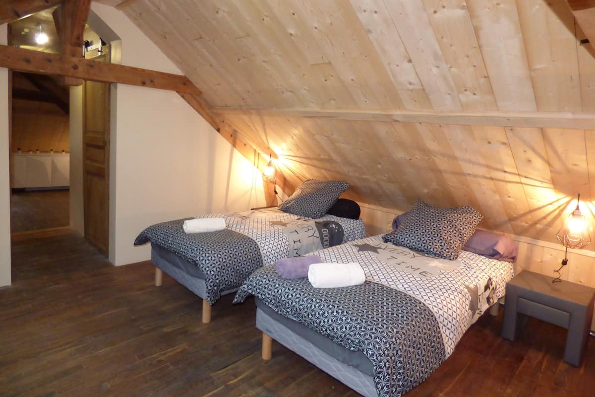 Suite familiar | Ropa de cama de alta calidad, colchones viscoelásticos, escritorio