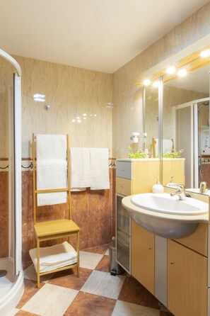 Apartment, 2 Bedrooms, Balcony, City View | Bathroom | Towels - Agradable apartamento. Congresos- Centro (Granada)