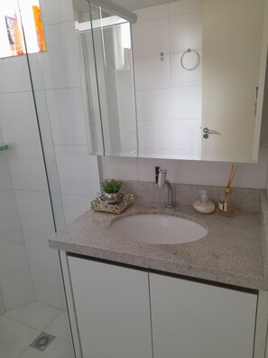 Bathroom - APTO 3 BEDROOMS AND 3 SACADAS - RESIDENCE RÉGIA (itapema)