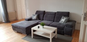 TV connectée, livres, chaîne hi-fi