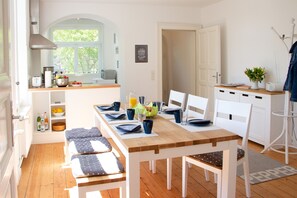 Dining - Hufelandstern - Beautiful old building vacation apartment for up to 7 people with e-charging station (Bad Wildungen)