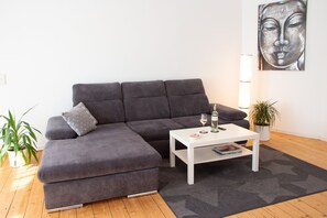 TV connectée, livres, chaîne hi-fi