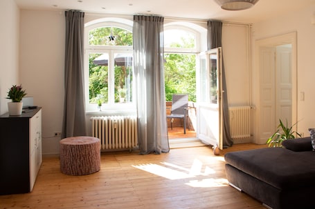 Smart TV, books, stereo. Hufelandstern - Beautiful old building vacation apartment for up to 7 people with e-charging station