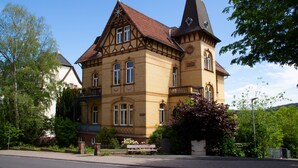 A historic building with a prominent tower and a symmetrical facade. - Hufelandstern - Beautiful old building vacation apartment for up to 7 people with e-charging station (Bad Wildungen)