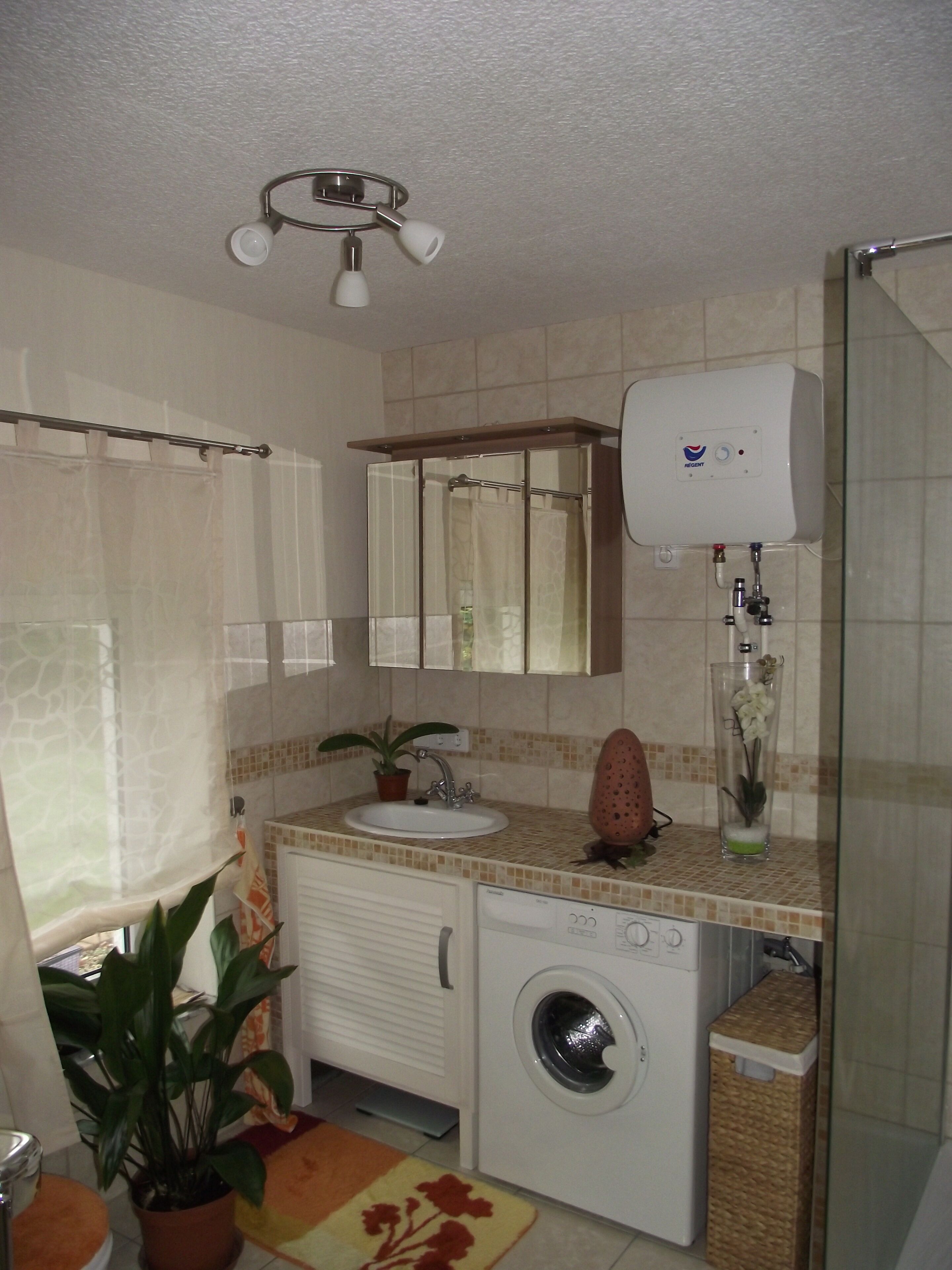 Dusche, Haartrockner, Handtücher, Toilettenpapier