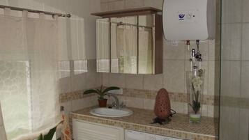 Dusche, Haartrockner, Handtücher, Toilettenpapier