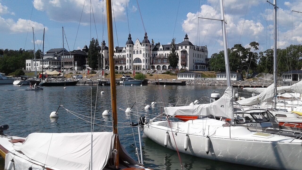 Das Grandhotel Saltsjöbaden, ein paar Autominuten entfernt, lädt zum Essen.