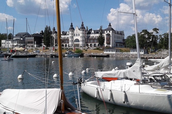 Das Grandhotel Saltsjöbaden, ein paar Autominuten entfernt, lädt zum Essen.