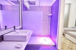 Quadruple Room (Rinaldo) | Bathroom | Shower, free toiletries, bidet, towels