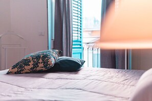 Doppelzimmer (Malaguerra) | Individuell dekoriert, individuell eingerichtet, Schreibtisch