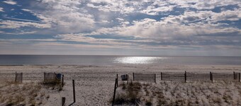 Cozy Cottage 1 mile from Holden Beach and Boat Launch. Dog Friendly!!