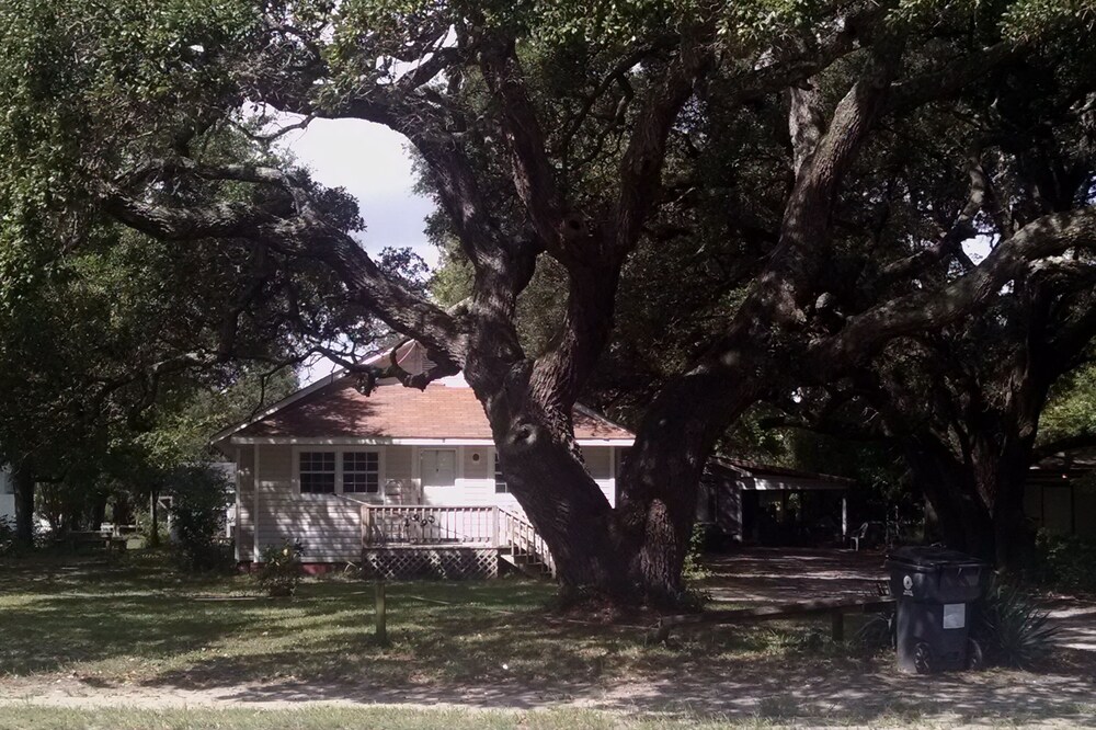 Cozy Cottage 1 mile from Holden Beach and Boat Launch. Dog Friendly!!