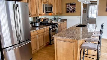 Geladeira, micro-ondas, fogão, cooktop
