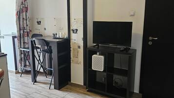 Departamento, 2 habitaciones, vista a la ciudad | Decoración personalizada, muebles diferentes y escritorio