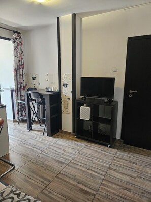 Apartment, 2Â Schlafzimmer, Stadtblick | Individuell dekoriert, individuell eingerichtet, Schreibtisch