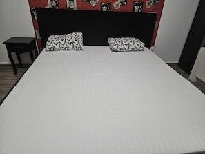 Estúdio superior, vista para a cidade (No.3) | Individualmente decorados, individualmente mobiliados, escrivaninha
