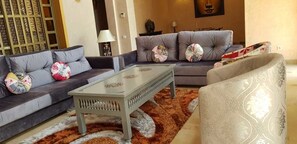 Villa Deluxe | Coin séjour | TV connectée