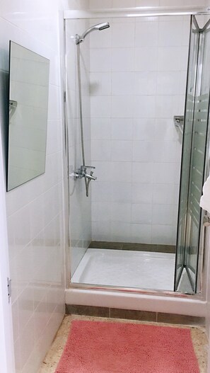 Shared Dormitory, Mixed Dorm, Shared Bathroom | Bathroom shower - Hostel Sofía (Madrid)