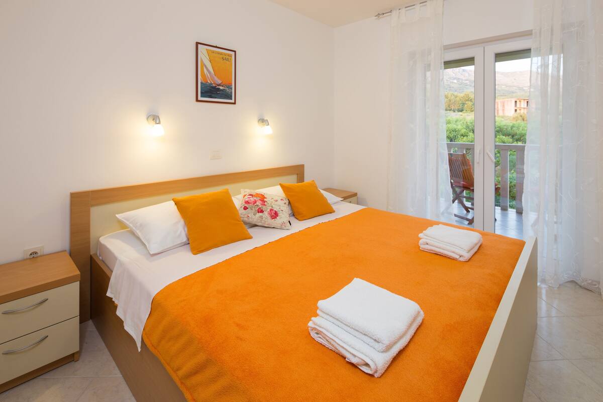 Appartamento Comfort, vista mare parziale | Biancheria da letto di alta qualità, materassi in memory foam