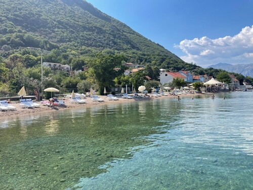 Emplacement merveilleux à 50 mètres de la mer avec parking