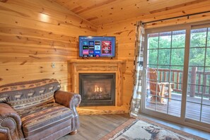 Smart TV, fireplace - Cozy Lodge Suite with Balcony in Ohio's Amish Country (Millersburg)