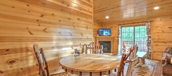 Cozy Lodge Suite with Balcony in Ohio's Amish Country