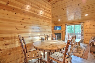 Cozy Lodge Suite with Balcony in Ohio's Amish Country