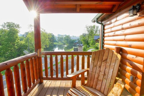 Cozy Lodge Suite with Balcony in Ohio's Amish Country