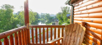 Cozy Lodge Suite with Balcony in Ohio's Amish Country