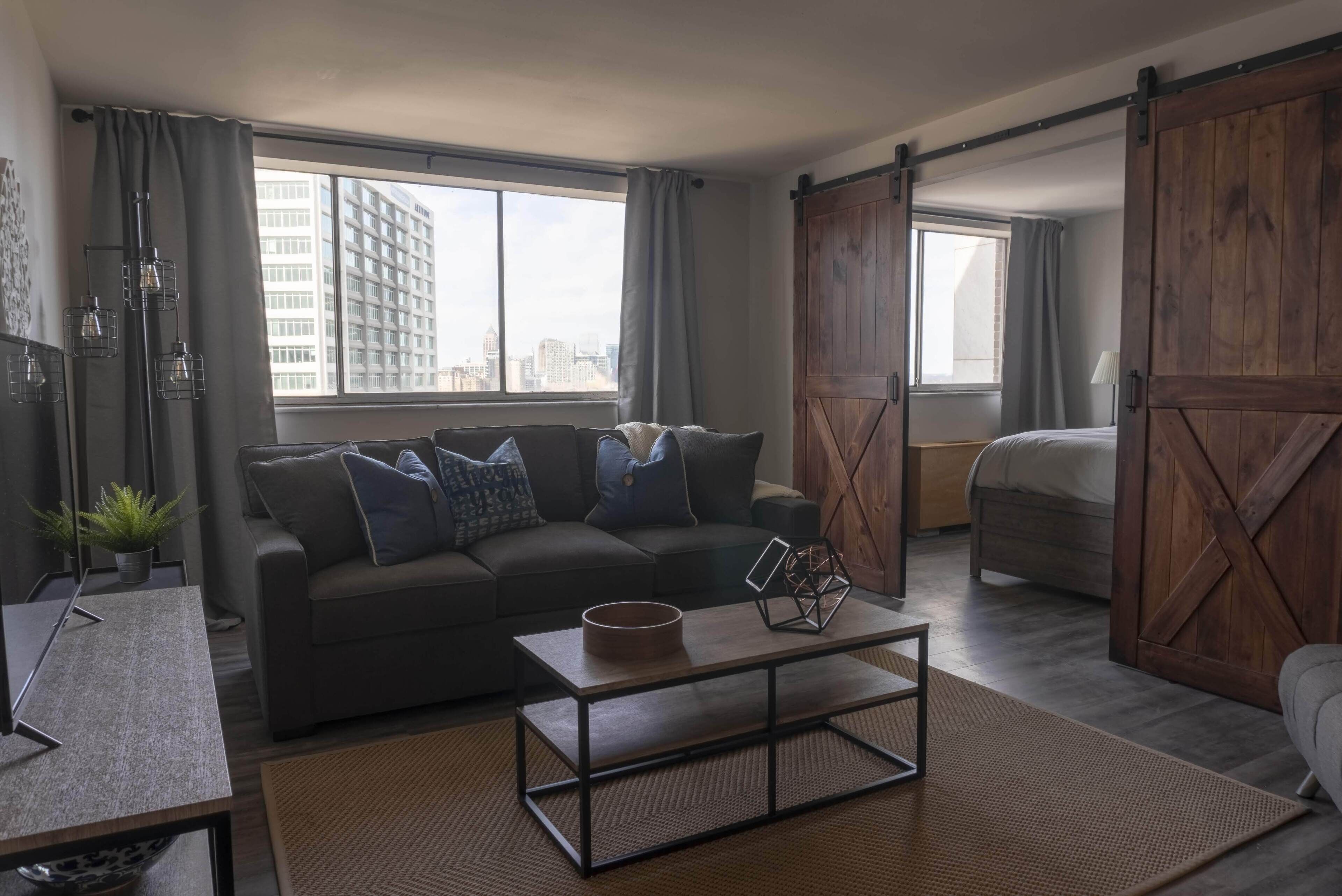 21st Flr Welcome Barn 2 BEDROOM & 1 BATH + Parking in ATL Downtown+City View !!!