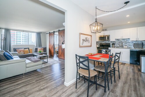 21st Flr Welcome Barn 2 BEDROOM & 1 BATH + Parking in ATL Downtown+City View !!!