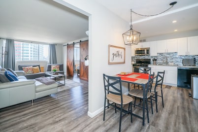 21st Flr Welcome Barn 2 BEDROOM & 1 BATH + Parking in ATL Downtown+City View !!!