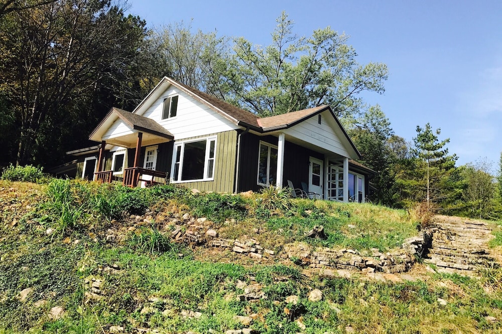 Enjoy a relaxing stay at the Chickadee Cottage in Richland Center Wisconsin