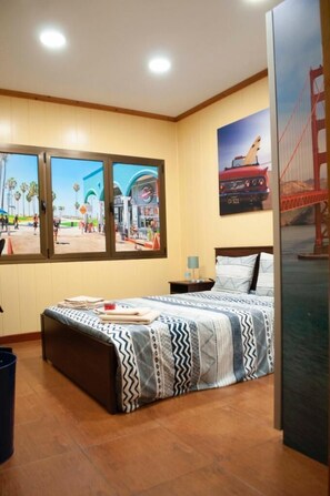 Double Room with Shared Bathroom  (California Room) | 2 slaapkamers, individueel gemeubileerd, een bureau, een laptopwerkplek