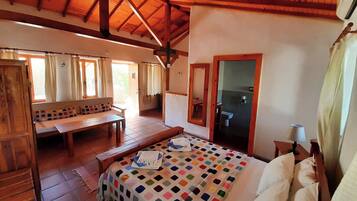 Habitación doble de lujo, vista al jardín | Ropa de cama de alta calidad y decoración personalizada