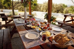 Free daily local cuisine breakfast - Ionia Guest House (Germencik)