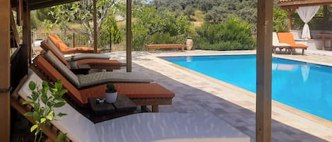 Alberca al aire libre, acceso de 09:00 a 20:00, y camastros