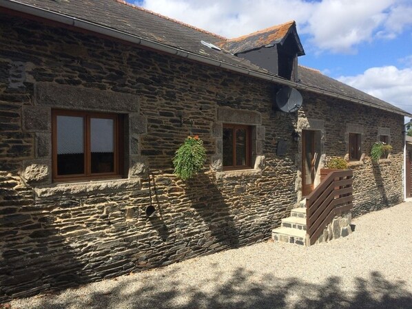 Exterior detail - Tranquil rural farmhouse gite with large garden and terrace (Plussulien)