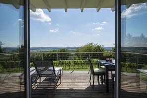 Outdoor dining - "das nussberg" holiday home in the vineyard (Fehring)
