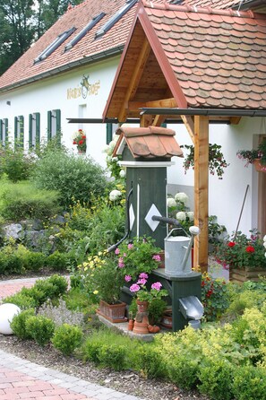 Property grounds - "das nussberg" holiday home in the vineyard (Fehring)